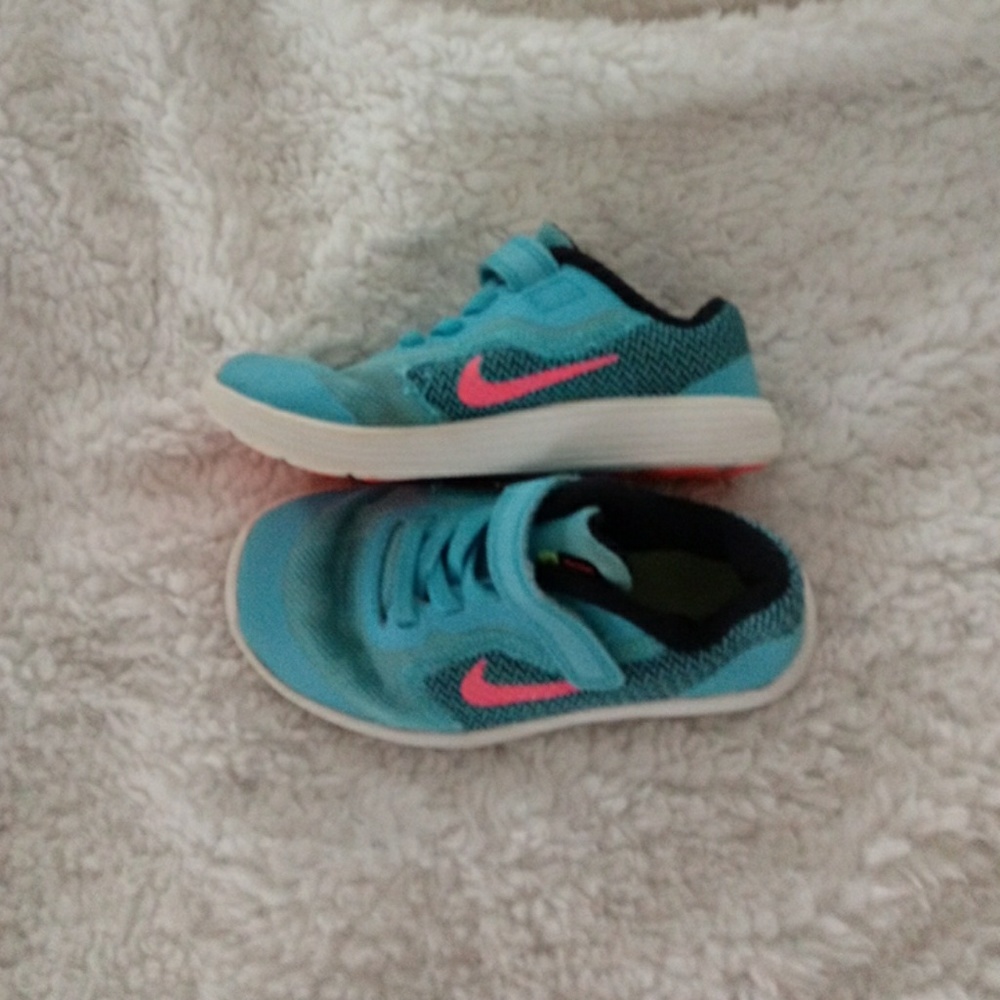 Toddler Nike shoes Size 9c